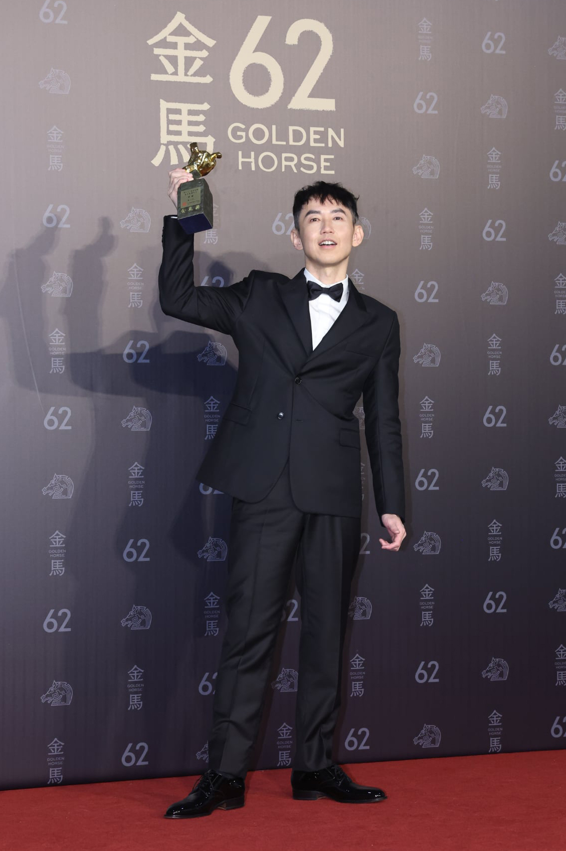 恭喜本系兼任教師謝文明老師勇奪金馬 62！